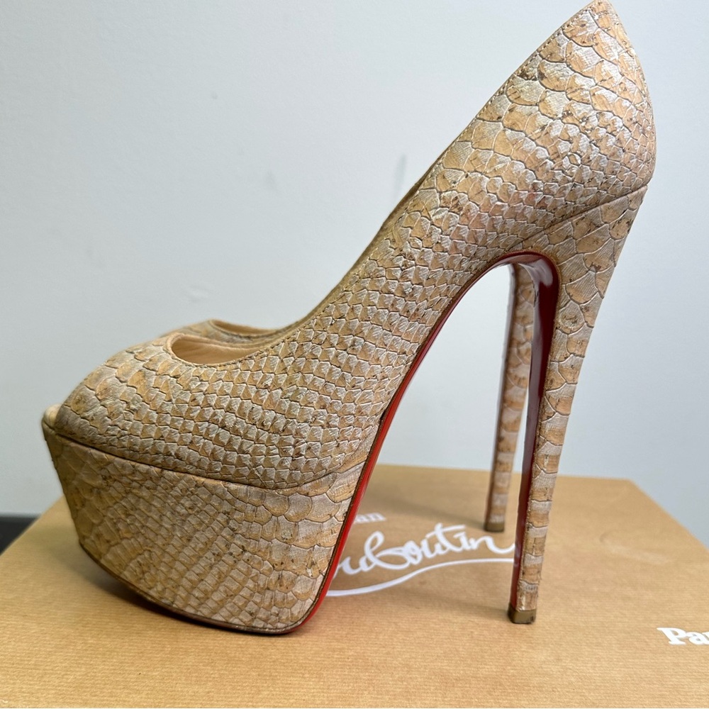 Christian Louboutin Highness Peep Toe Platform Pump size 37.5 Beige Snakeskin